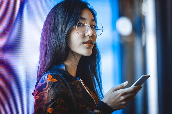 Mooi Gemengd Ras Vrouw Poseren Buitenshuis Achtergrond Met Wazig Neon — Stockfoto