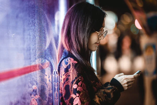 Mooi Gemengd Ras Vrouw Poseren Buitenshuis Achtergrond Met Wazig Neon — Stockfoto