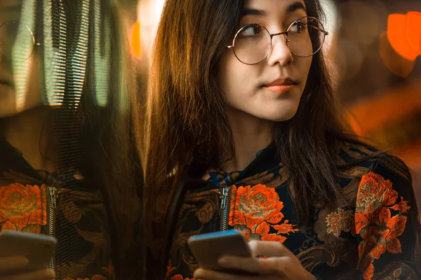 Hermosa Mujer Raza Mixta Posando Aire Libre Fondo Con Luces — Foto de Stock