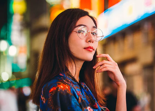 Bela Mulher Raça Mista Posando Livre Fundo Com Luzes Néon — Fotografia de Stock