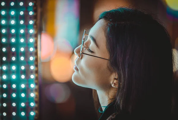 Hermosa Mujer Raza Mixta Posando Aire Libre Fondo Con Luces —  Fotos de Stock