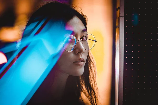 Hermosa Mujer Raza Mixta Posando Aire Libre Fondo Con Luces —  Fotos de Stock