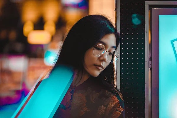 Bela Mulher Raça Mista Posando Livre Fundo Com Luzes Néon — Fotografia de Stock