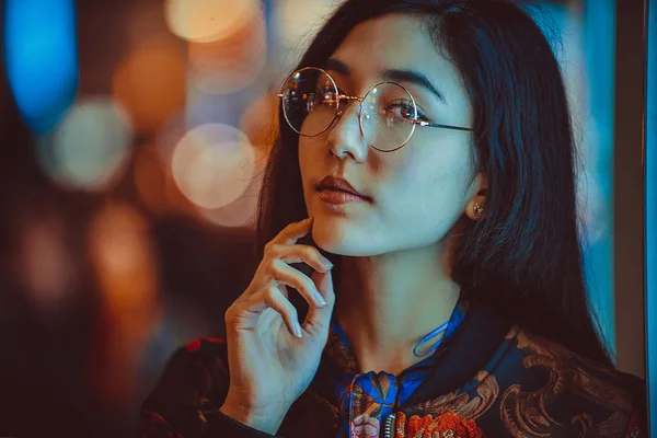 Bela Mulher Raça Mista Posando Livre Fundo Com Luzes Néon — Fotografia de Stock