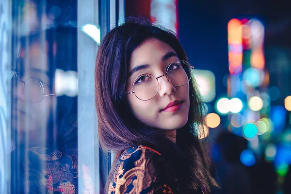 Hermosa Mujer Raza Mixta Posando Aire Libre Fondo Con Luces —  Fotos de Stock