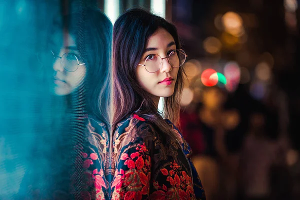 Hermosa Mujer Raza Mixta Posando Aire Libre Fondo Con Luces —  Fotos de Stock