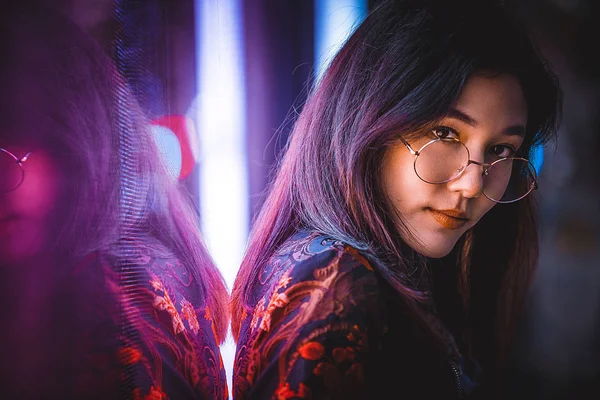 Hermosa Mujer Raza Mixta Posando Aire Libre Fondo Con Luces —  Fotos de Stock