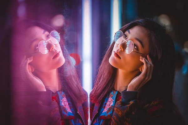 Hermosa Mujer Raza Mixta Posando Aire Libre Fondo Con Luces —  Fotos de Stock