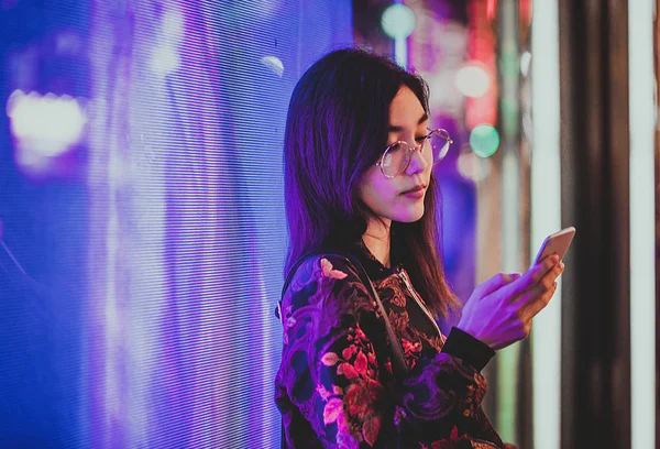 Hermosa Mujer Raza Mixta Posando Aire Libre Fondo Con Luces — Foto de Stock