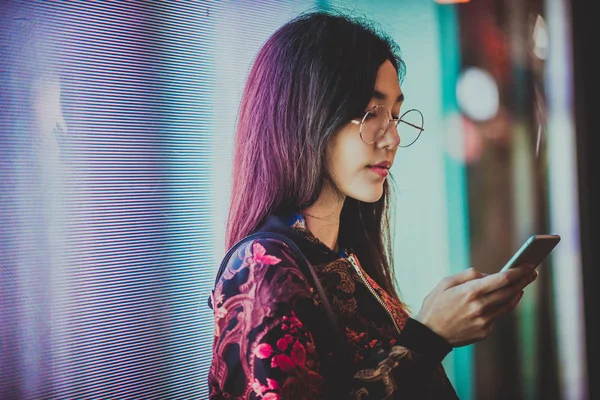 Hermosa Mujer Raza Mixta Posando Aire Libre Fondo Con Luces — Foto de Stock