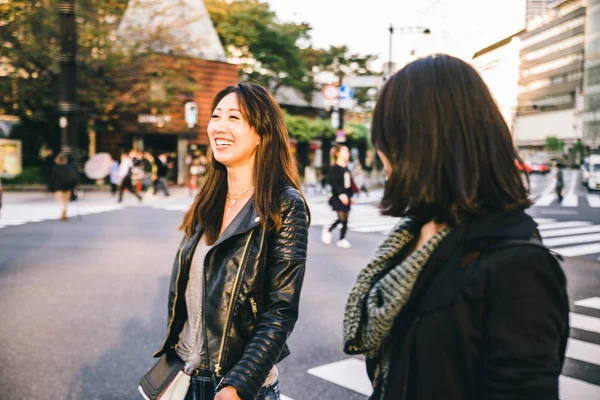 つのガール フレンド屋外会議と楽しい 日本人東京通りに接着 — ストック写真