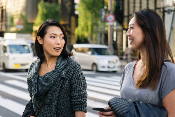 Zwei Freundinnen Treffen Sich Draußen Und Haben Spaß Japaner Verbinden — Stockfoto