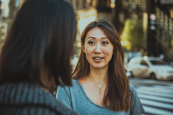 つのガール フレンド屋外会議と楽しい 日本人東京通りに接着 — ストック写真