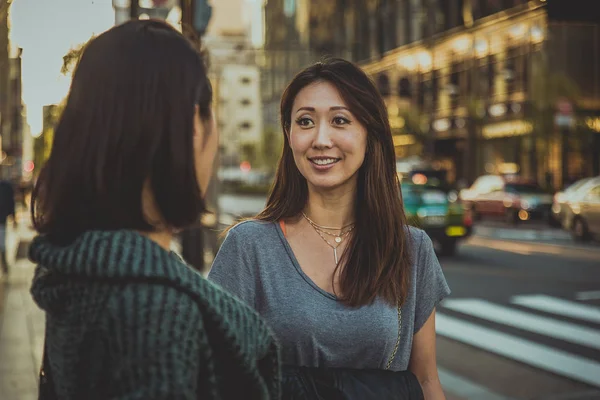 Dvě Kamarádky Setkání Venku Baví Japonci Lepení Ulicích Tokia — Stock fotografie