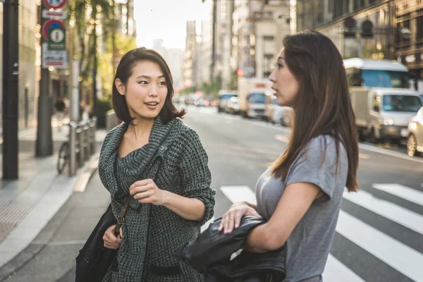 Duas Namoradas Encontrando Livre Divertindo Pessoas Japonesas Unindo Nas Ruas — Fotografia de Stock