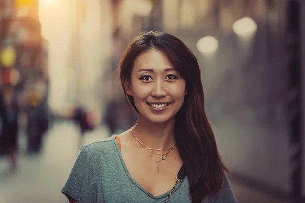 東京の路上で日本人の女の子の肖像画 — ストック写真