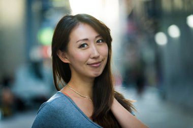 Tokyo sokaklarında Japon kız portresi