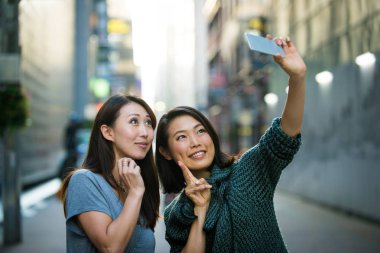 Açık havada toplantı ve having fun - Japon halkı Tokyo sokaklarında bağ iki kız arkadaşım