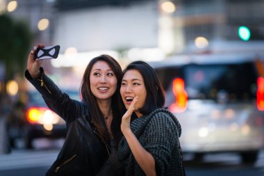 Açık havada toplantı ve having fun - Japon halkı Tokyo sokaklarında bağ iki kız arkadaşım