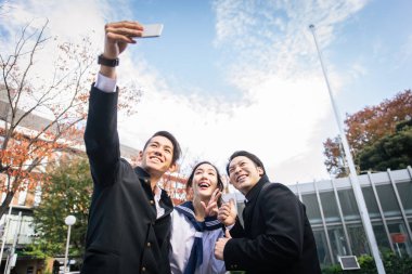 Yung Japon öğrenciler okul üniforması ile açık havada - Asya genç eğleniyor grup yapıştırma