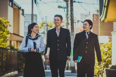 Yung Japon öğrenciler okul üniforması ile açık havada - Asya genç eğleniyor grup yapıştırma