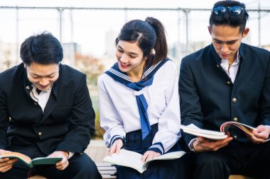 Yung Japon öğrenciler okul üniforması ile açık havada - Asya genç eğleniyor grup yapıştırma