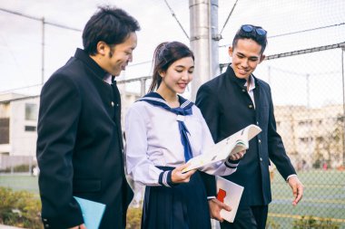 Yung Japon öğrenciler okul üniforması ile açık havada - Asya genç eğleniyor grup yapıştırma