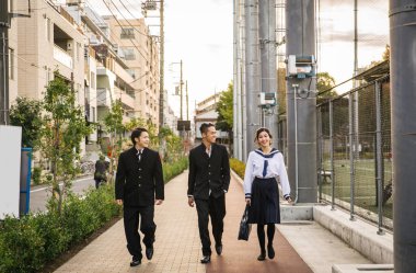 Yung Japon öğrenciler okul üniforması ile açık havada - Asya genç eğleniyor grup yapıştırma