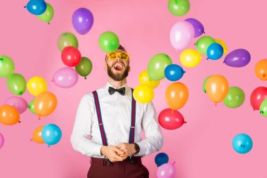 Eğleniyor, mutlu ve neşeli genç adam -