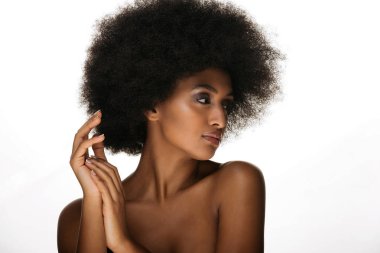 Bir güzellik oturum - bir stüdyoda oldukça afro Amerikalı kadın portresi güzel kız poz renkli arka plan