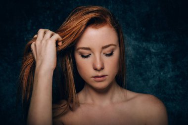 Bir güzellik oturum - bir stüdyoda güzel kadın portresi güzel kız poz renkli arka plan