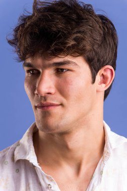 Bir fotoğraf stüdyosu genç yakışıklı adam portresi