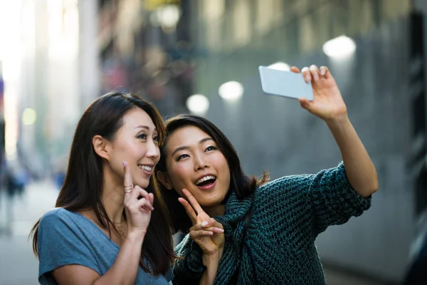 Twee Vriendinnen Buiten Vergadering Plezier Japanese People Hechting Straten Van — Stockfoto
