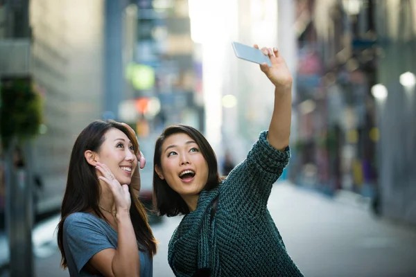 Zwei Freundinnen Treffen Sich Draußen Und Haben Spaß Japaner Verbinden — Stockfoto