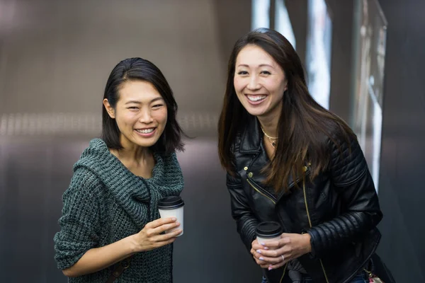 Dos Novias Reúnen Aire Libre Divierten Los Japoneses Unen Las — Foto de Stock