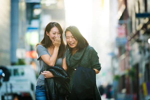 Dvě Kamarádky Setkání Venku Baví Japonci Lepení Ulicích Tokia — Stock fotografie