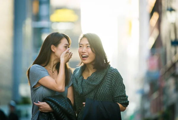 Дві Подруги Зустріч Відкритому Повітрі Весело Японців Склеювання Вулицях Токіо — стокове фото
