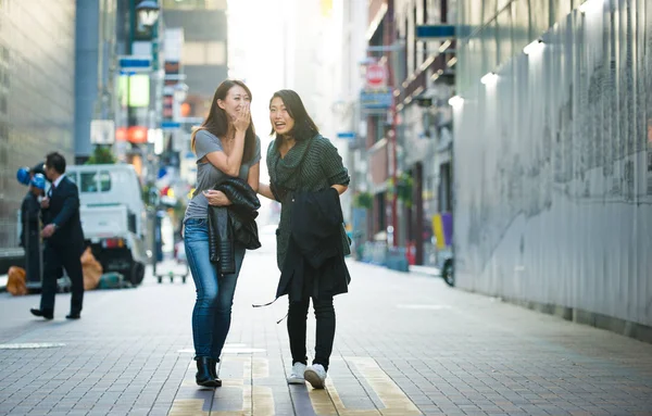 Dwie Dziewczyny Spotkania Świeżym Powietrzu Zabawy Japończycy Klejenie Ulicach Tokio — Zdjęcie stockowe