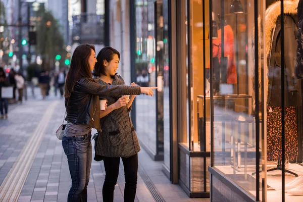 Två Flickvänner Möte Utomhus Och Roligt Japanska Folket Limning Tokyo — Stockfoto