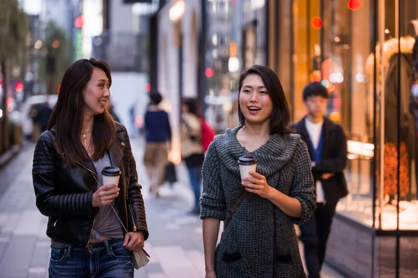 つのガール フレンド屋外会議と楽しい 日本人東京通りに接着 — ストック写真