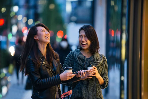 Zwei Freundinnen Treffen Sich Draußen Und Haben Spaß Japaner Verbinden — Stockfoto