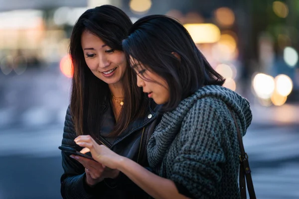 Twee Vriendinnen Buiten Vergadering Plezier Japanese People Hechting Straten Van — Stockfoto