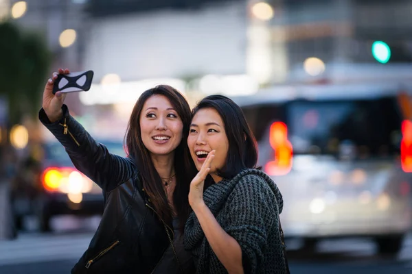 两个女朋友在户外见面 玩得开心 日本人在东京街头结缘 — 图库照片