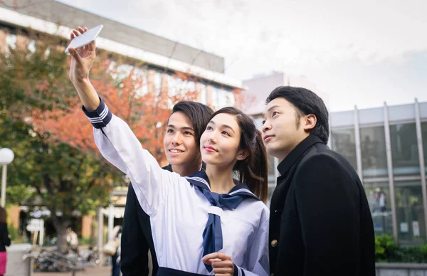 Japanse Studenten Yung Met School Uniform Verlijmen Buitenshuis Groep Van — Stockfoto