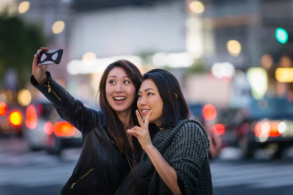 Twee Vriendinnen Buiten Vergadering Plezier Japanese People Hechting Straten Van — Stockfoto