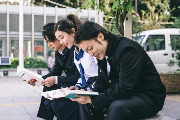 Yung Giapponese Studenti Con Scuola Uniforme Bonding All Aperto Gruppo — Foto Stock