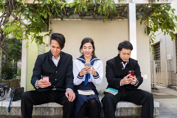 Yung Japoński Studentów Mundurek Szkolny Klejenia Zewnątrz Grupa Nastolatków Azjatyckie — Zdjęcie stockowe