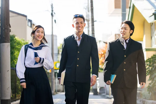 Yung Японських Студентів Шкільну Форму Склеювання Відкритому Повітрі Група Азіатських — стокове фото