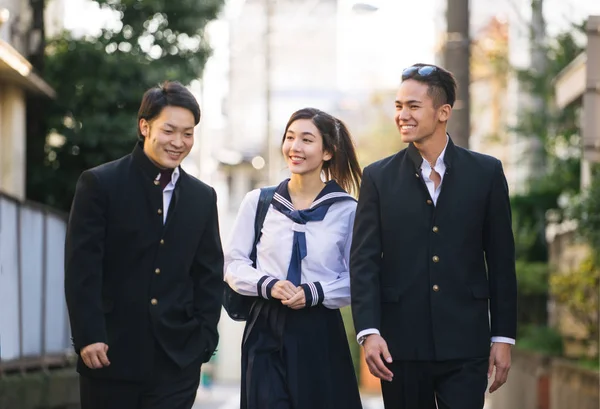 Yung Японських Студентів Шкільну Форму Склеювання Відкритому Повітрі Група Азіатських — стокове фото