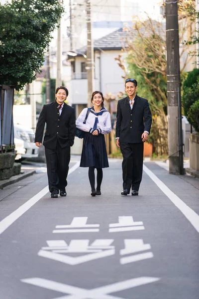 Yung Japonés Estudiantes Con Escuela Uniforme Vinculación Aire Libre Grupo — Foto de Stock
